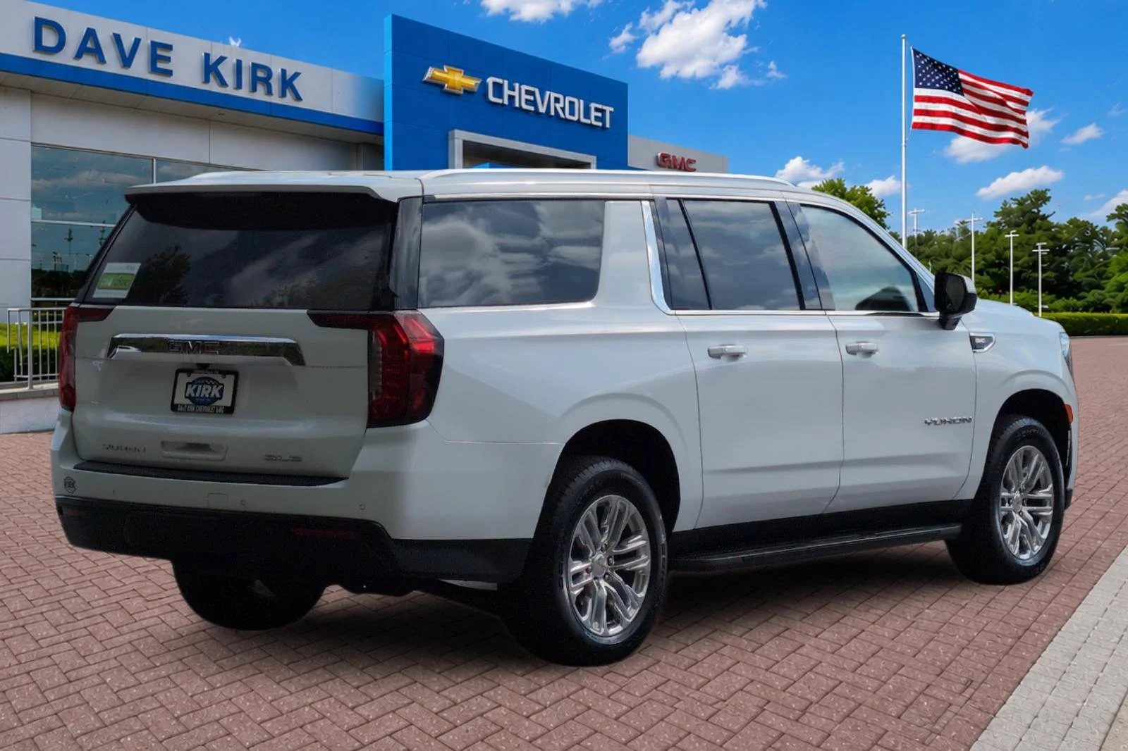 Used 2023 SUMMIT WHITE GMC SLE image 3