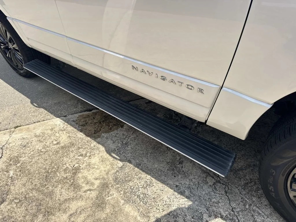 Used 2017 White Lincoln Select image 36