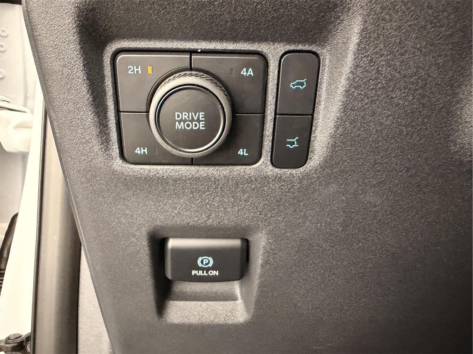 Used 2025 Oxford White Ford Active image 31