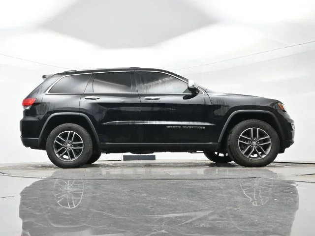 Used 2017 Diamond Black Crystal Pearlcoat Jeep Limited image 16