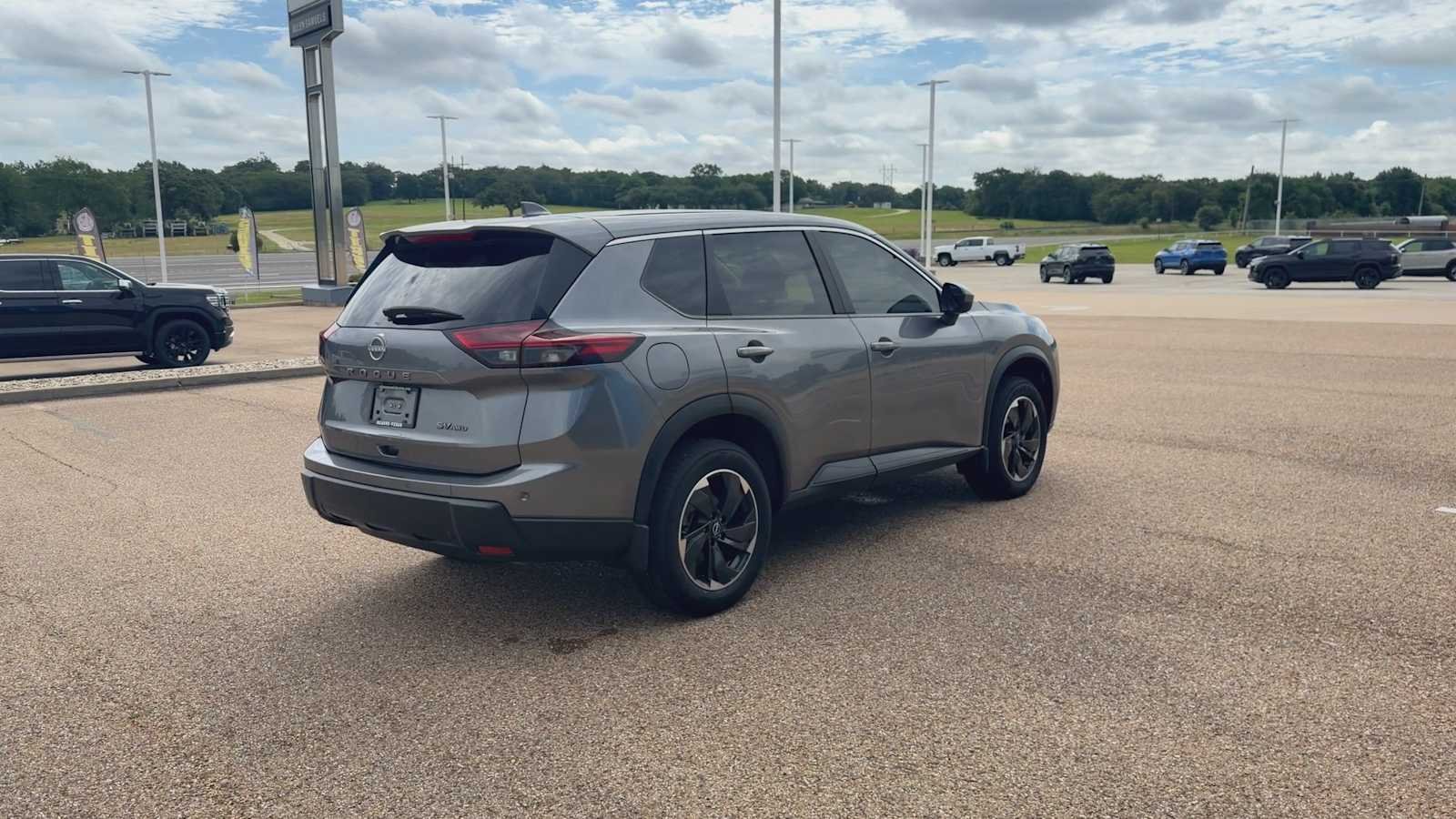 2024 Nissan Rogue SV - Photo 8