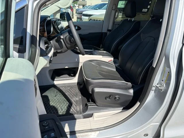 Used 2024 Silver Chrysler Limited image 4