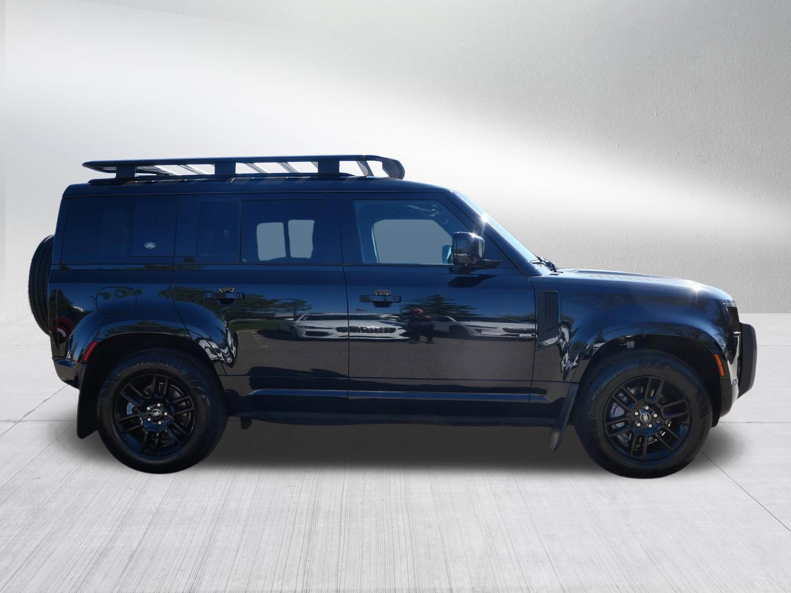 Used 2022 SANTORINI BLACK Land Rover X-Dynamic SE image 6