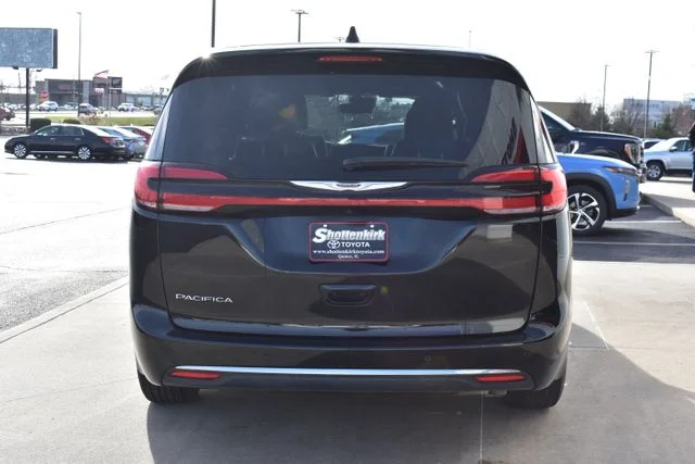 Used 2025 Black Chrysler Select image 6