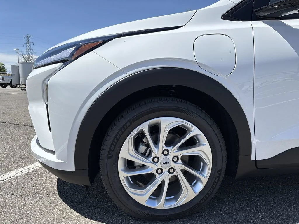 New 2027 Summit White Chevrolet LT image 33