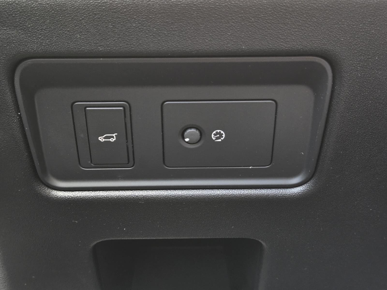 Used 2025 Fuji White Land Rover S image 17