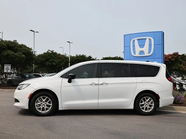 Used 2024 Bright White Clearcoat Chrysler LX image 4