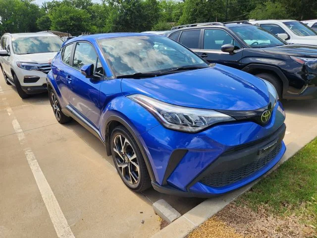 2021 Toyota C-HR XLE's photo