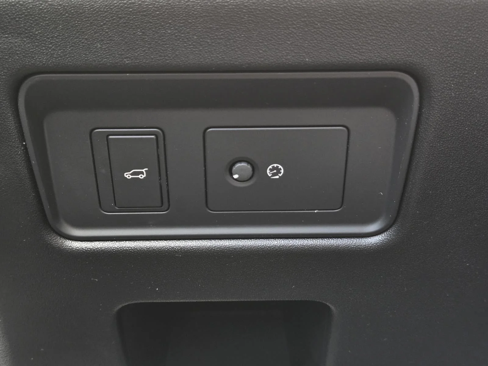 Certified Used 2025 Fuji White Land Rover S image 17