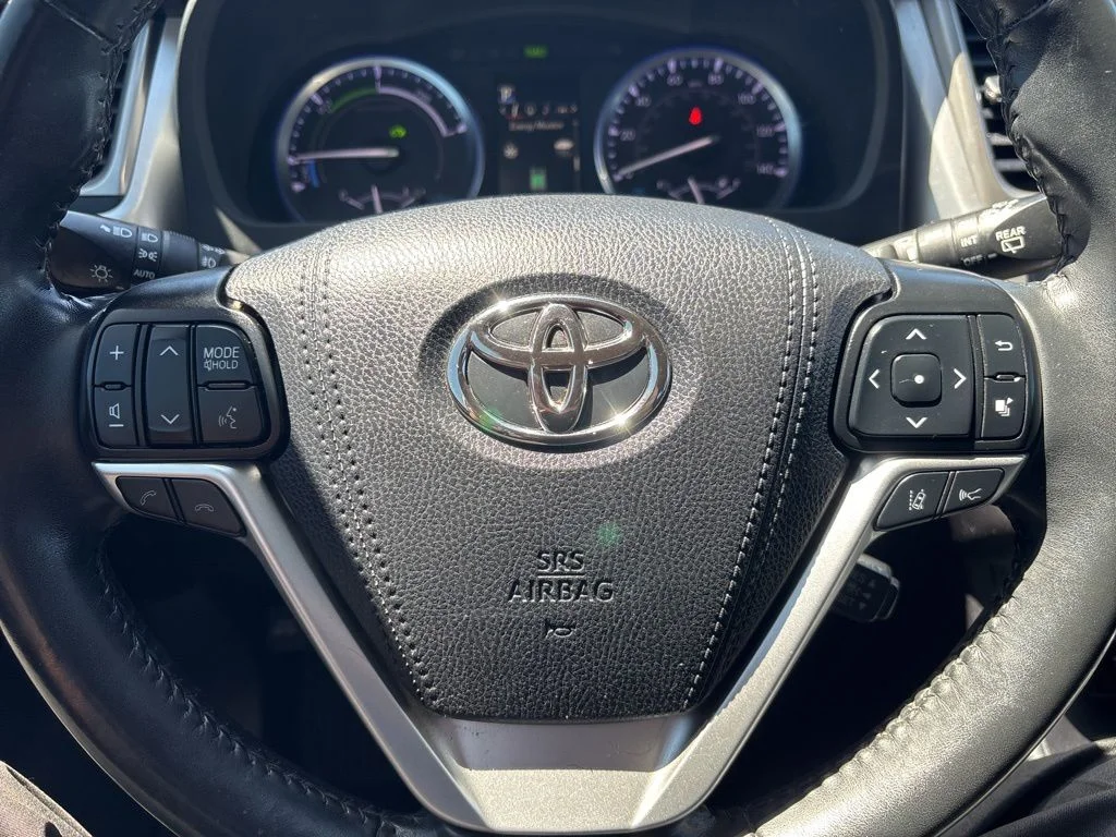 Used 2019 Silver Toyota XLE image 19