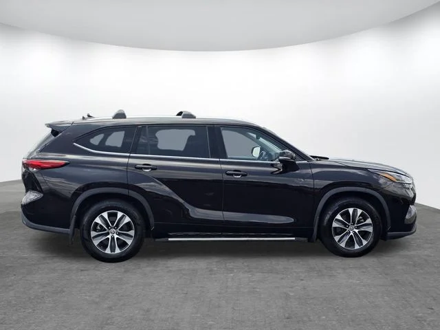 Used 2022 Black Toyota XLE image 3