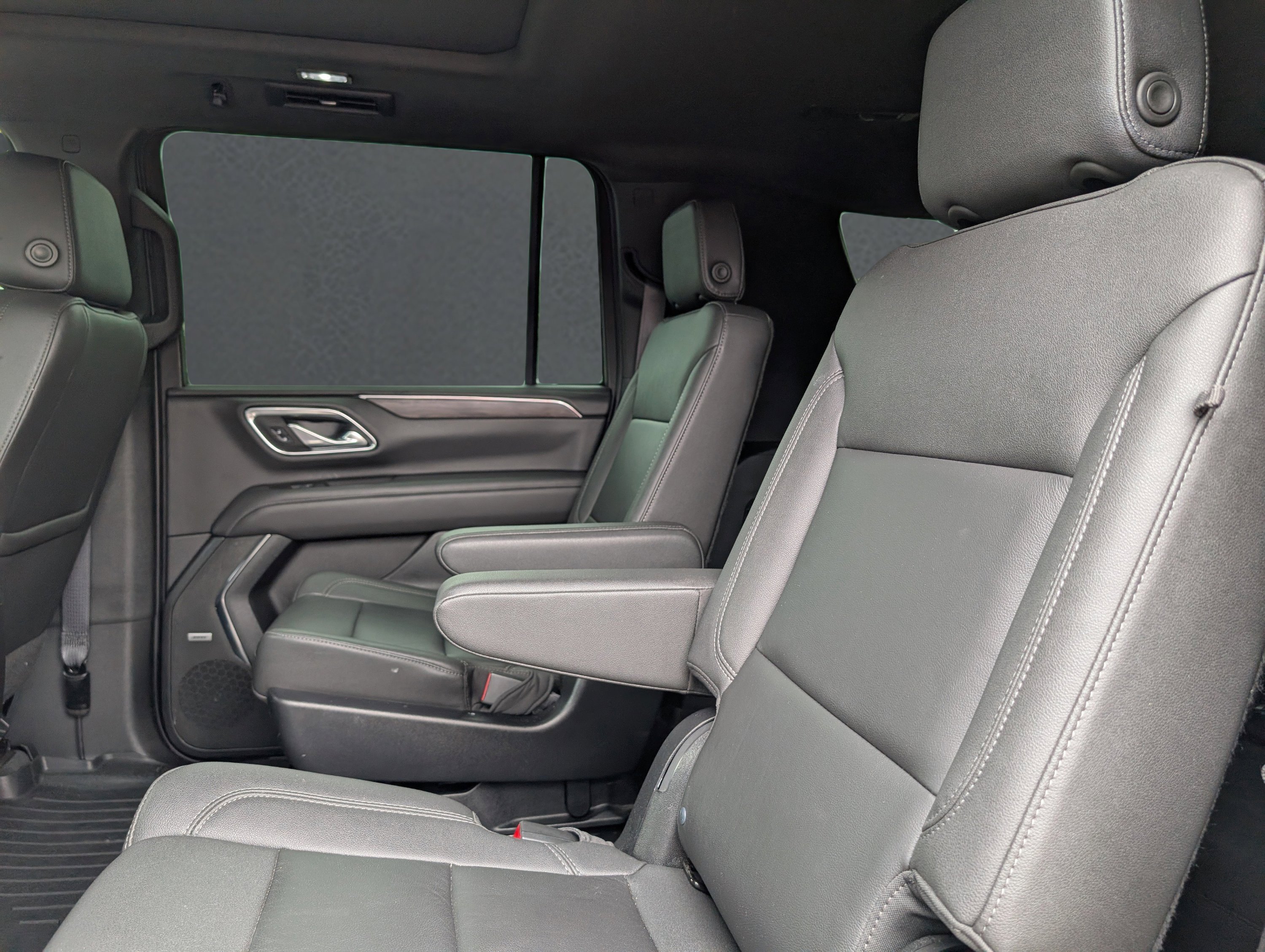 2023 Chevrolet Suburban Z71 - Photo 12
