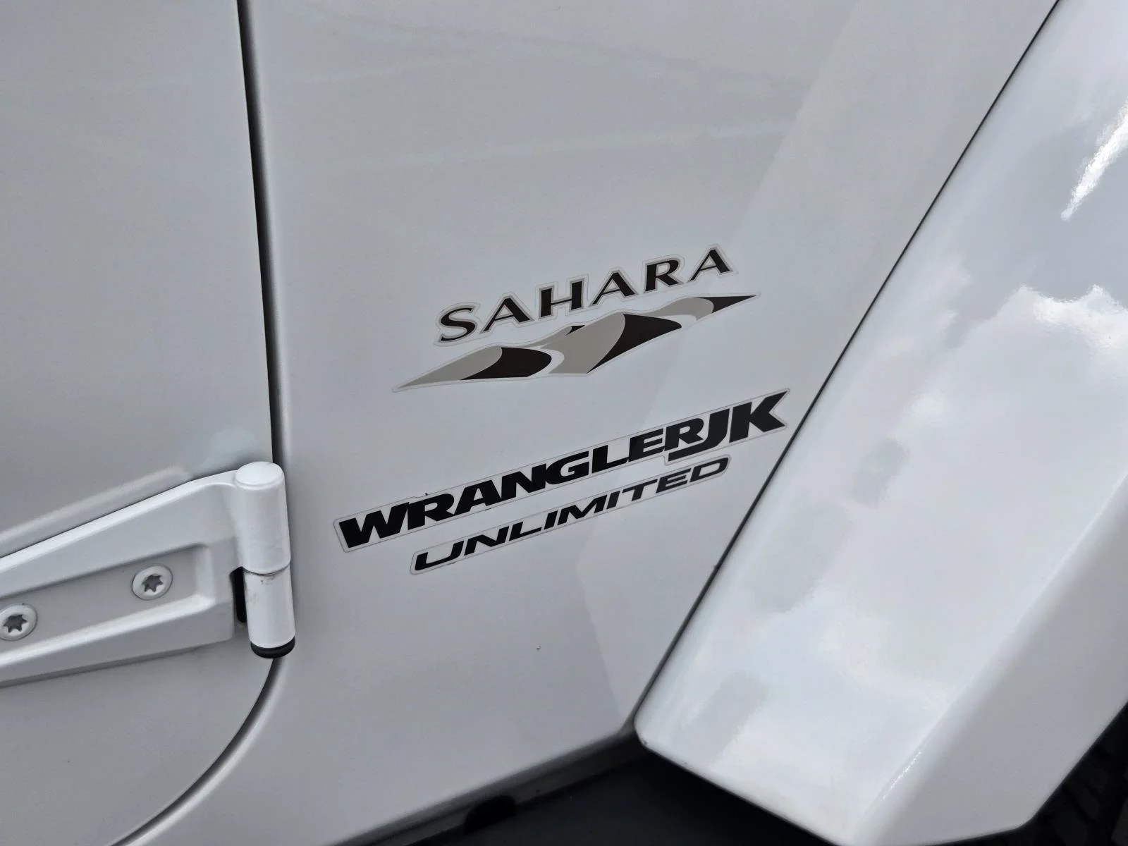 Used 2018 Bright White Clearcoat Jeep Sahara 4x4 image 29