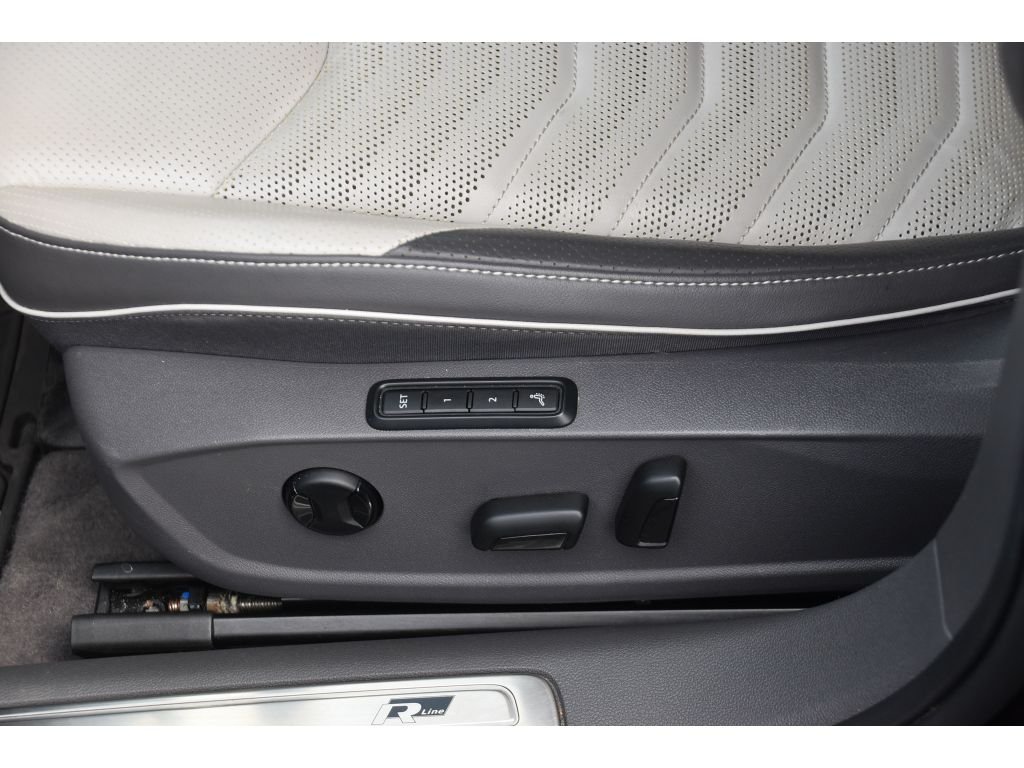 Used 2020 Deep Black Pearl Volkswagen SEL Premium R-Line image 33