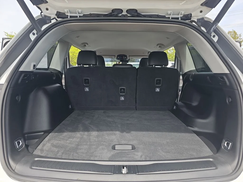 Used 2023 White/off-white Jeep Limited image 12