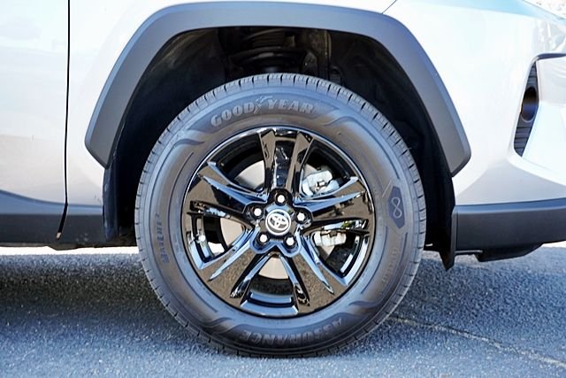 Used 2021 Silver Toyota XLE image 7