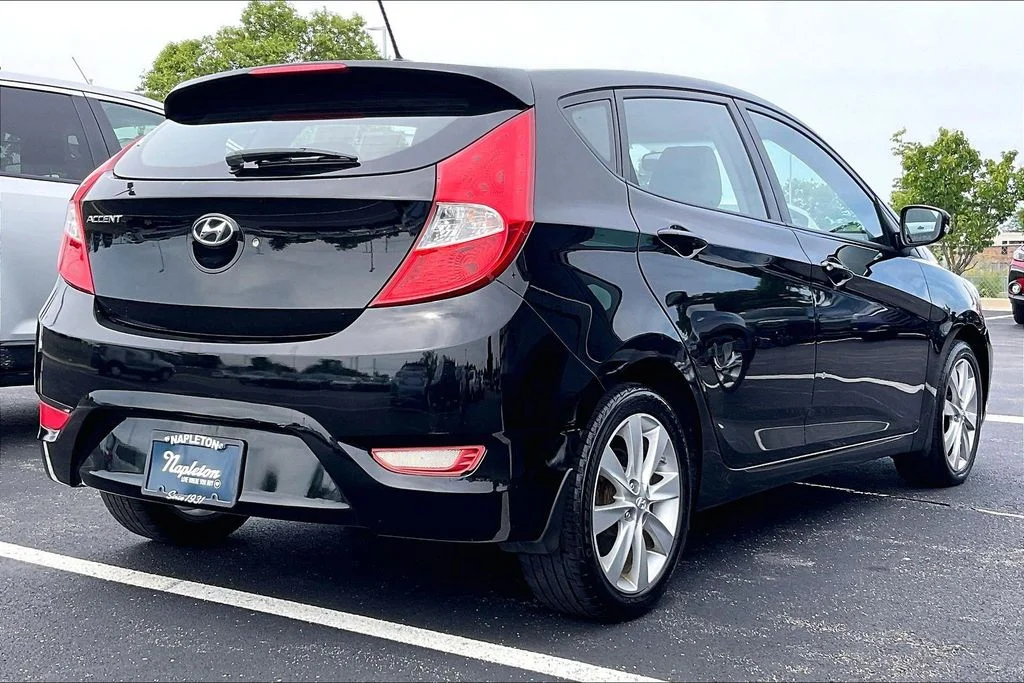 Used 2013 Black Hyundai SE image 12