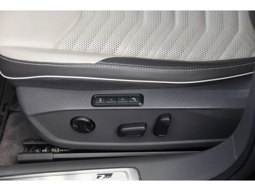 Used 2020 Deep Black Pearl Volkswagen SEL Premium R-Line image 33