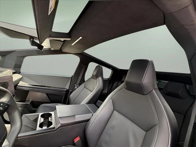 Used 2024  Tesla Base image 10