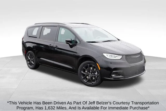 2026 Chrysler Pacifica Limited AWD's photo