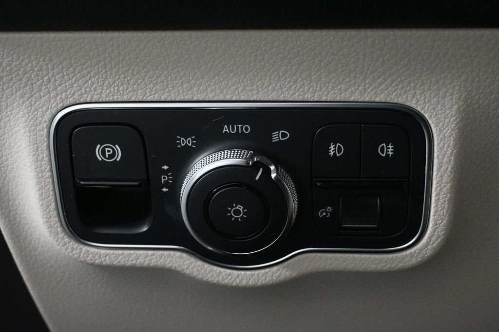 Used 2021  Mercedes-Benz GLB 250 image 9