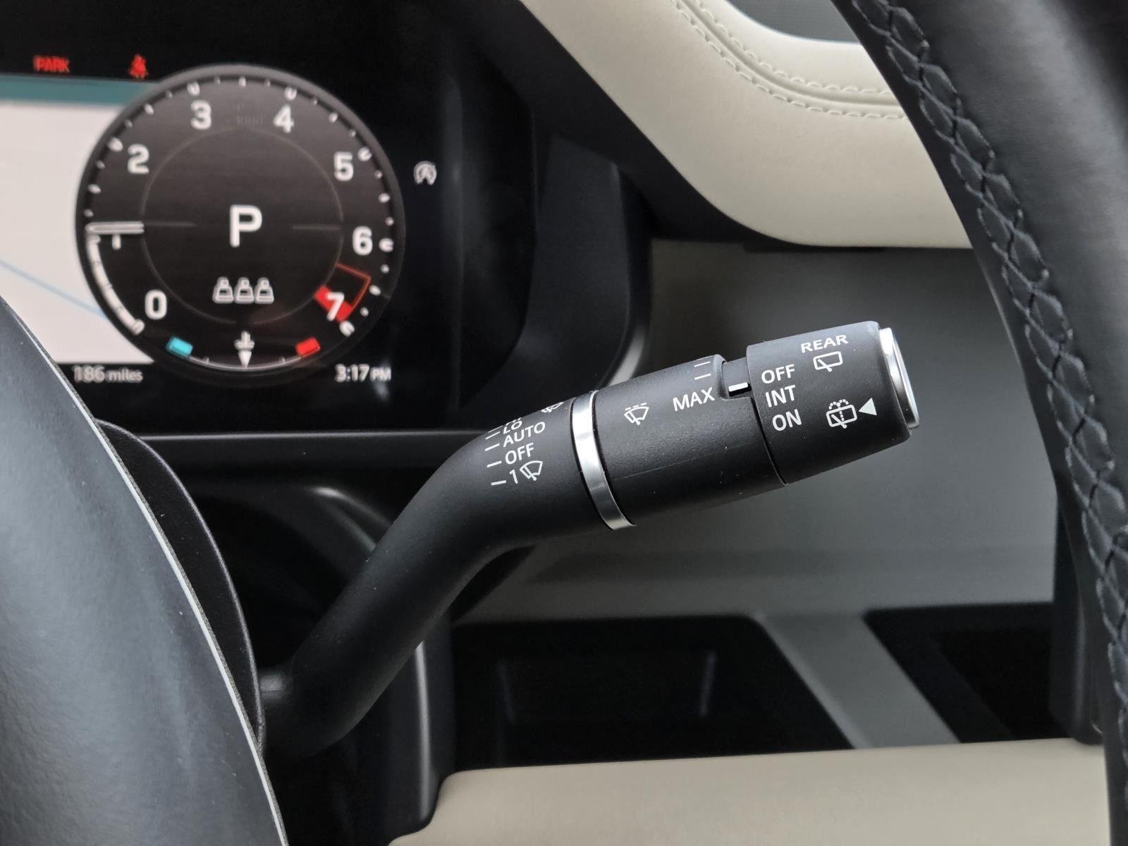 Used 2023  Land Rover X-Dynamic SE image 23