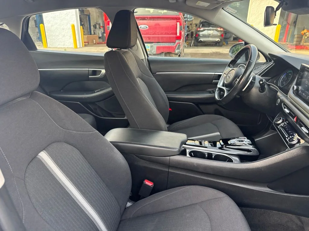 Used 2021 Hyper White Hyundai SEL image 25