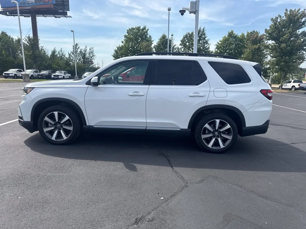 Used 2025 White Honda Touring image 9