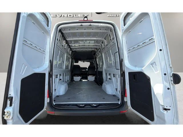 Used 2025  Mercedes-Benz Cargo 144 WB image 31