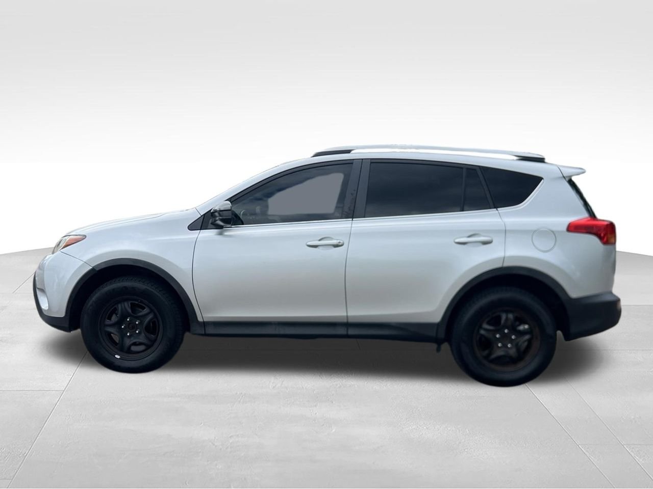 Used 2014  Toyota LE image 5
