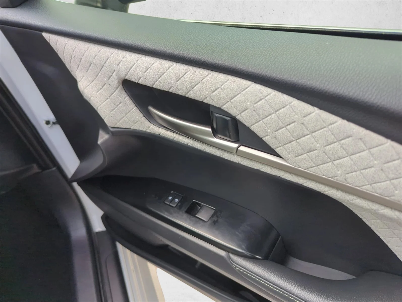 Used 2025 Wind Chill Pearl Toyota XLE image 28
