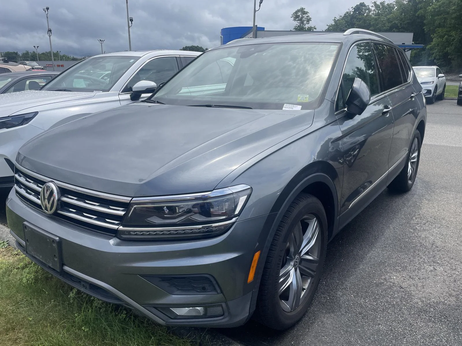 Used 2018 Platinum Gray Metallic Volkswagen SEL Premium image 3