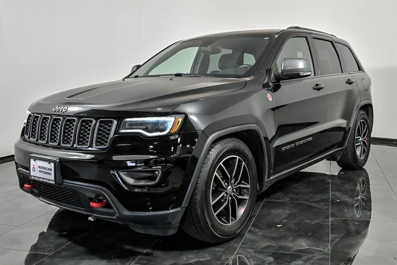 Used 2018 Diamond Black Crystal Pearl Coat Jeep Trailhawk image 5