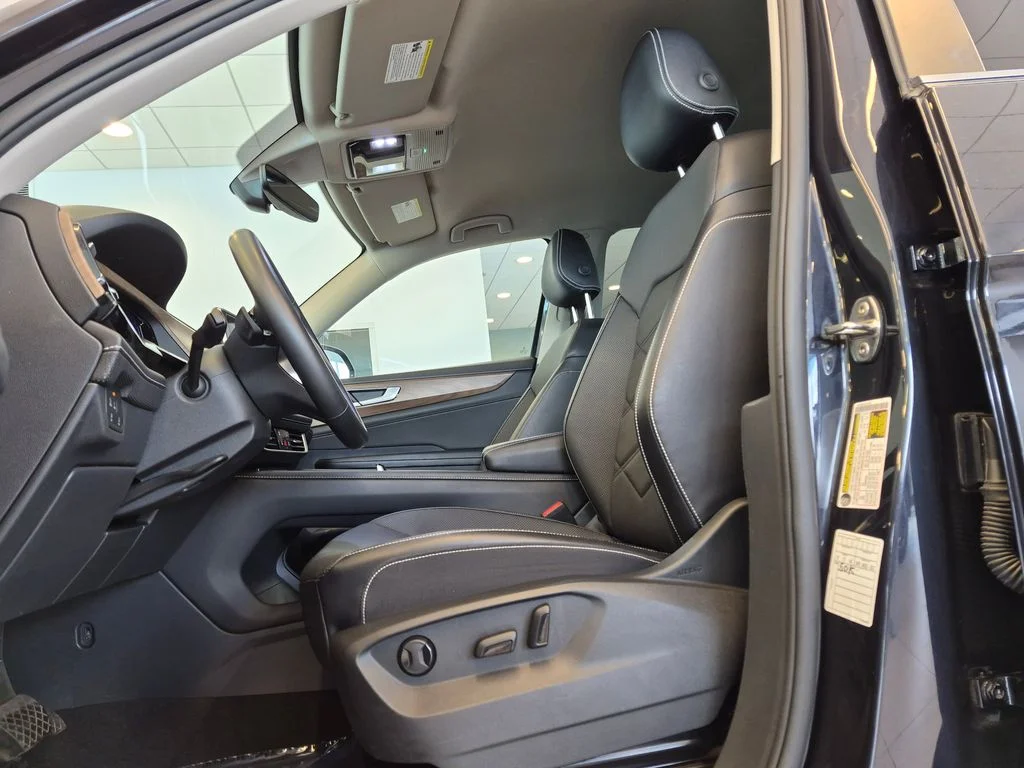 Used 2025 Black Volkswagen 2.0T SE w/Technology image 13
