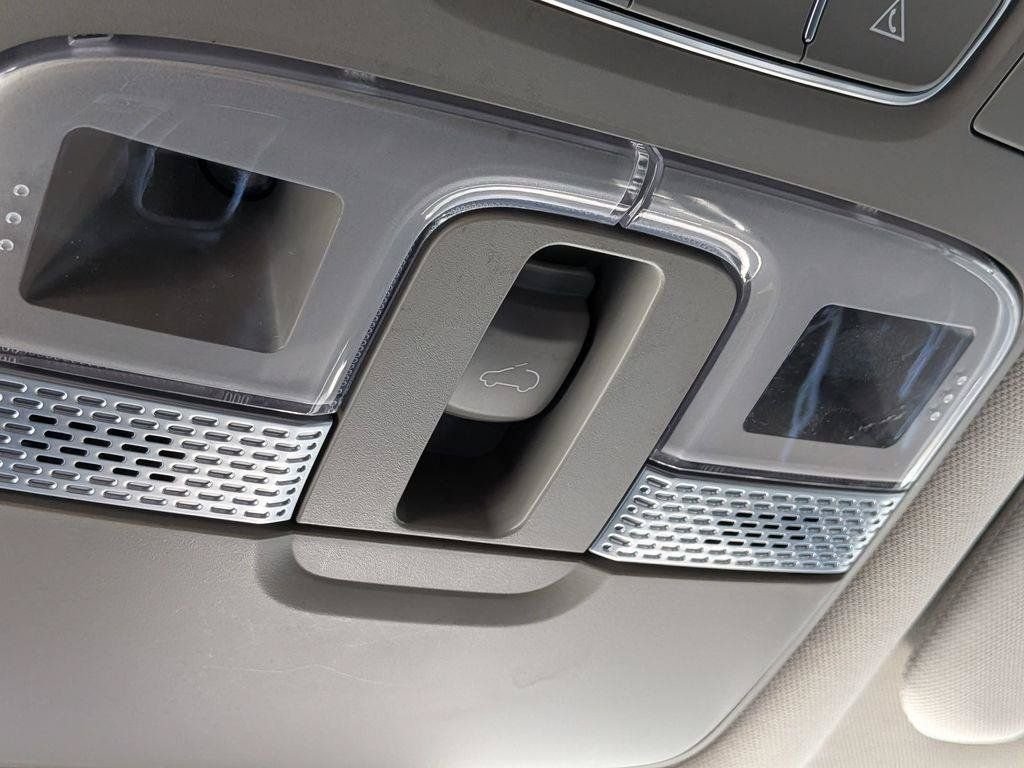 Used 2020 White Kia S image 21