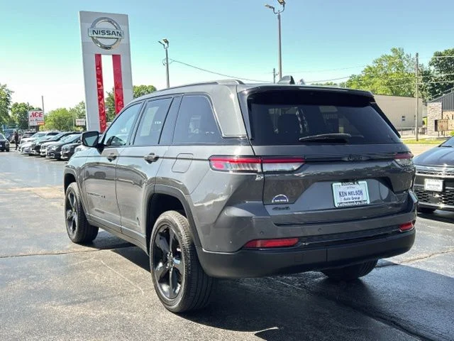 Used 2022 Gray Jeep Altitude image 7