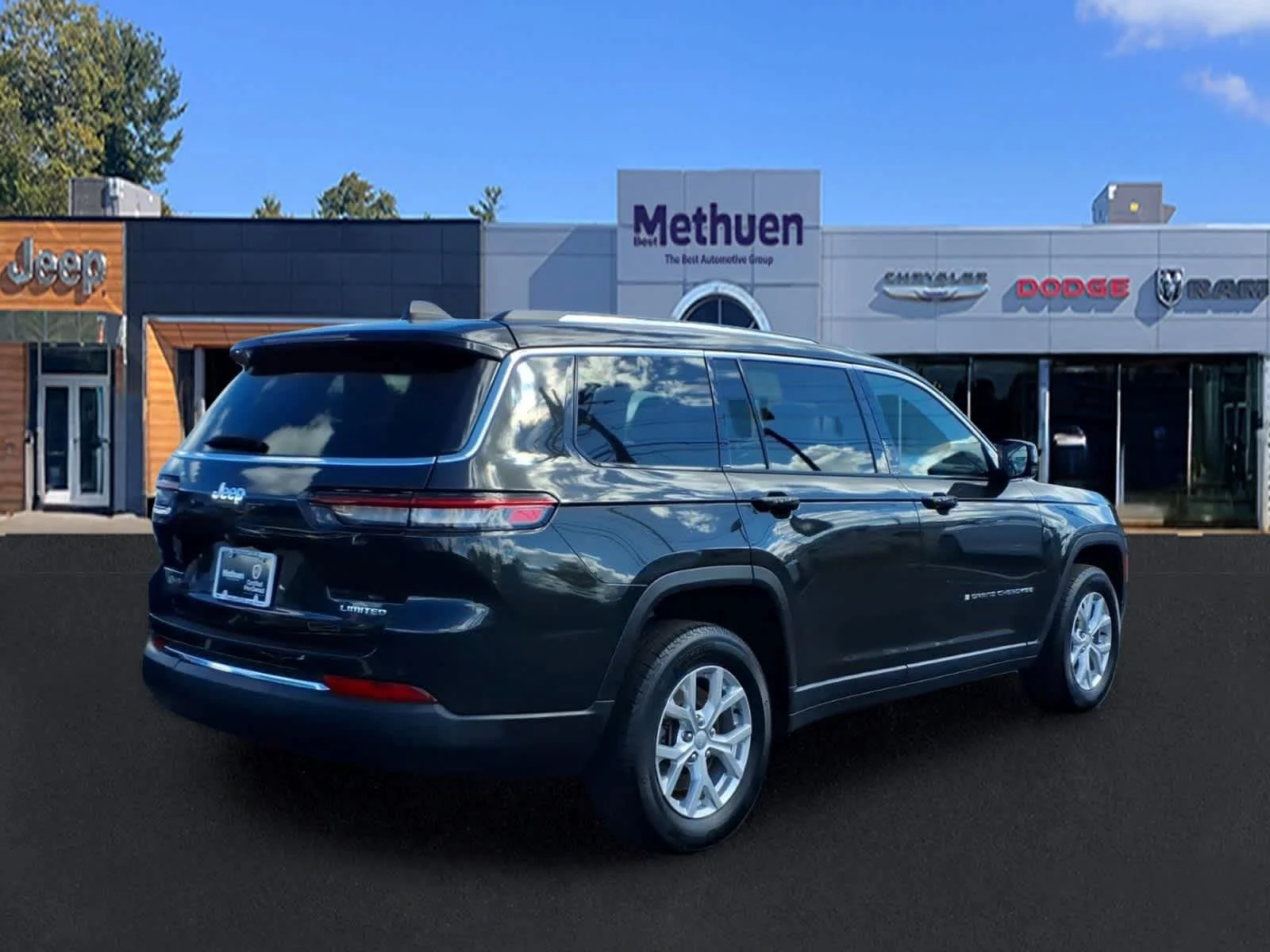 Used 2023 Rocky Mountain Pearlcoat Jeep Limited image 4
