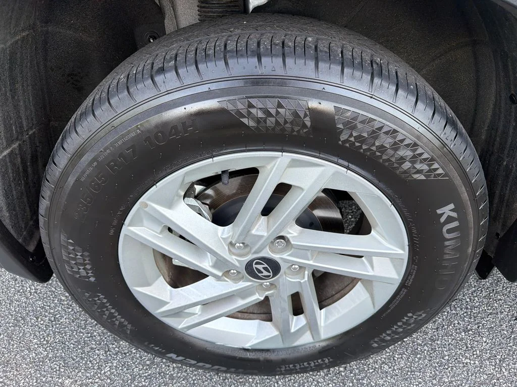 Used 2025 Silver Hyundai SE image 17