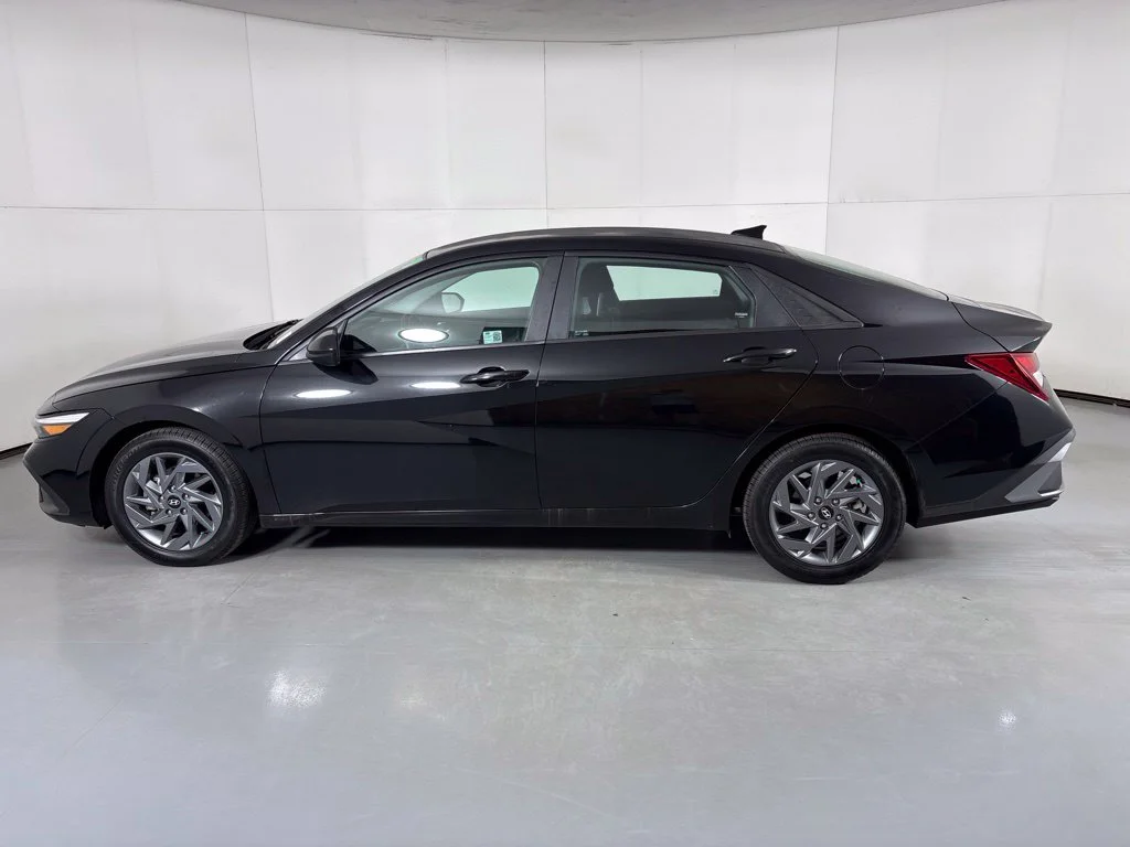 Used 2024 Black Hyundai SEL image 5