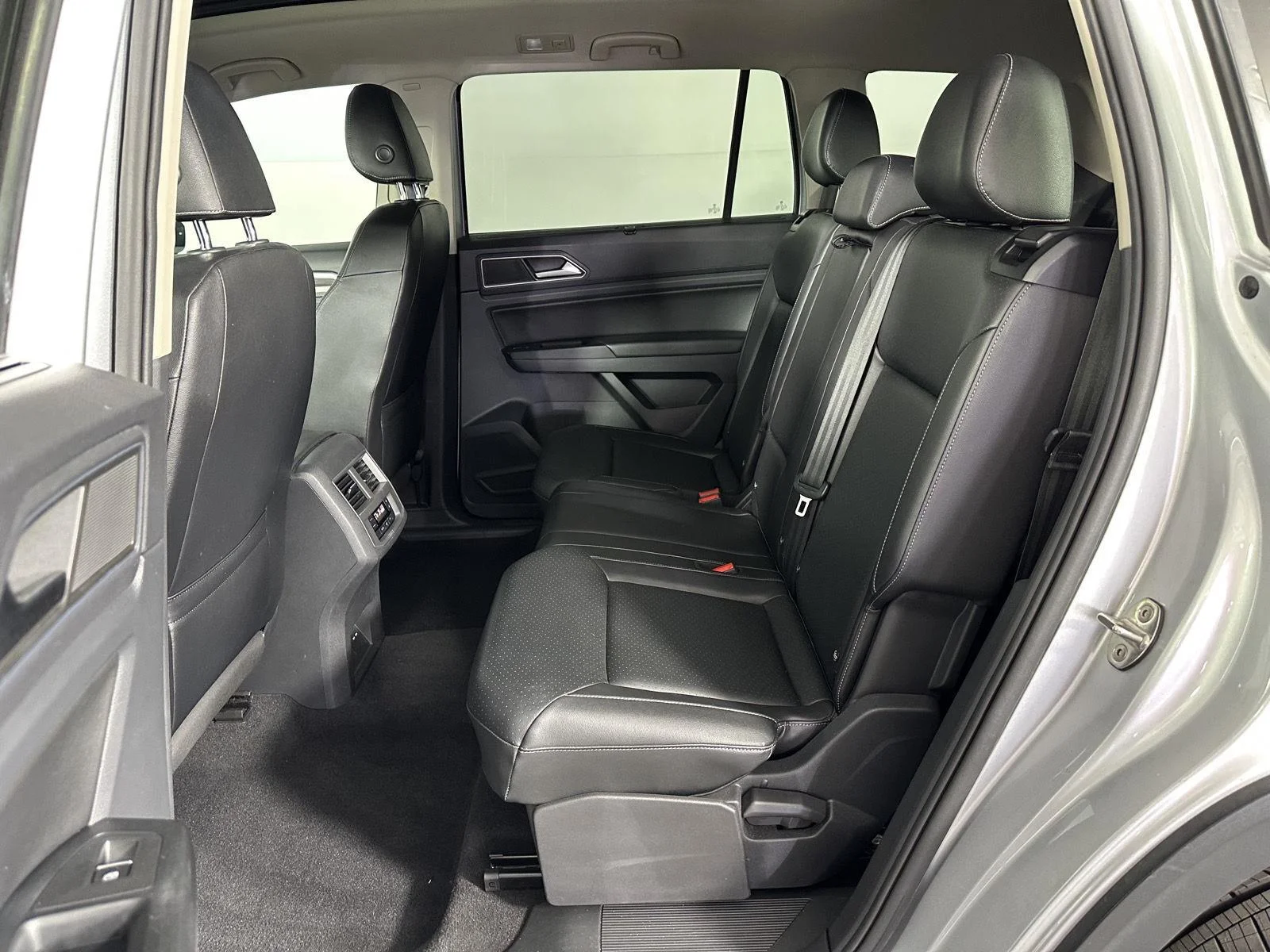 Used 2019 Platinum Gray Metallic Volkswagen 3.6L V6 SEL R-Line image 22
