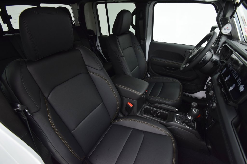 New 2026 Bright White Clear-Coat Exterior Paint Jeep Sahara image 18