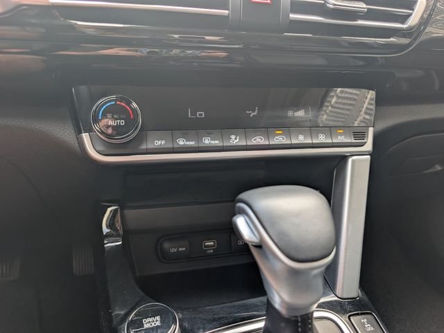 Used 2022 White Kia EX image 17