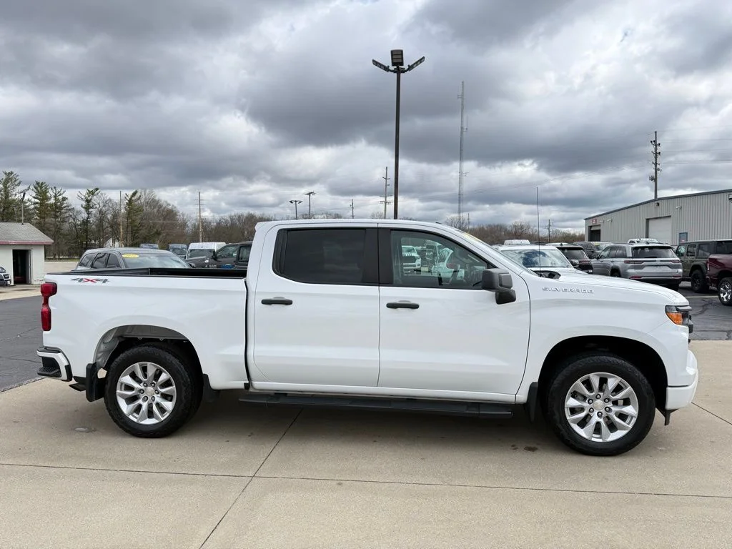 Used 2022  Chevrolet Custom image 8
