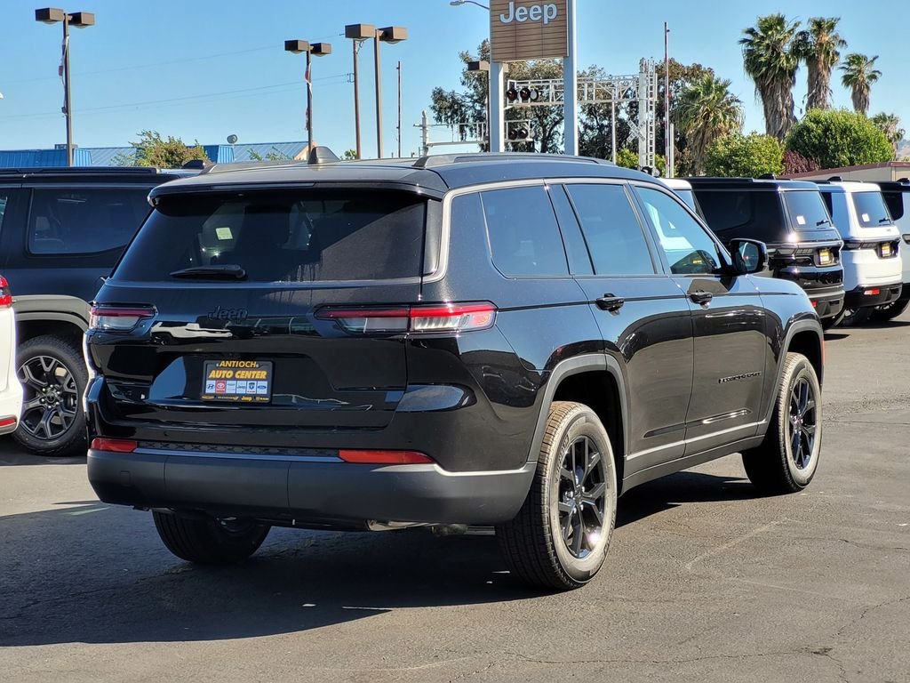 New 2026 Diamond Black Crystal Pearl-Coat Exterior Paint Jeep Laredo image 3