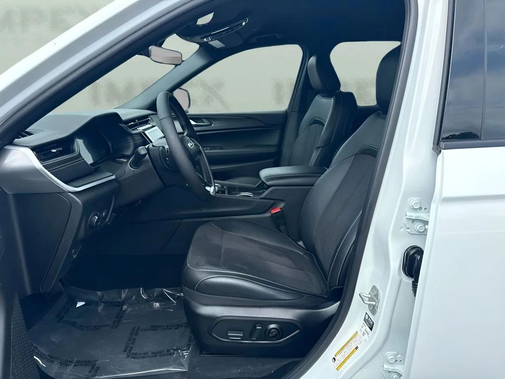 Used 2025 White Jeep Altitude image 5
