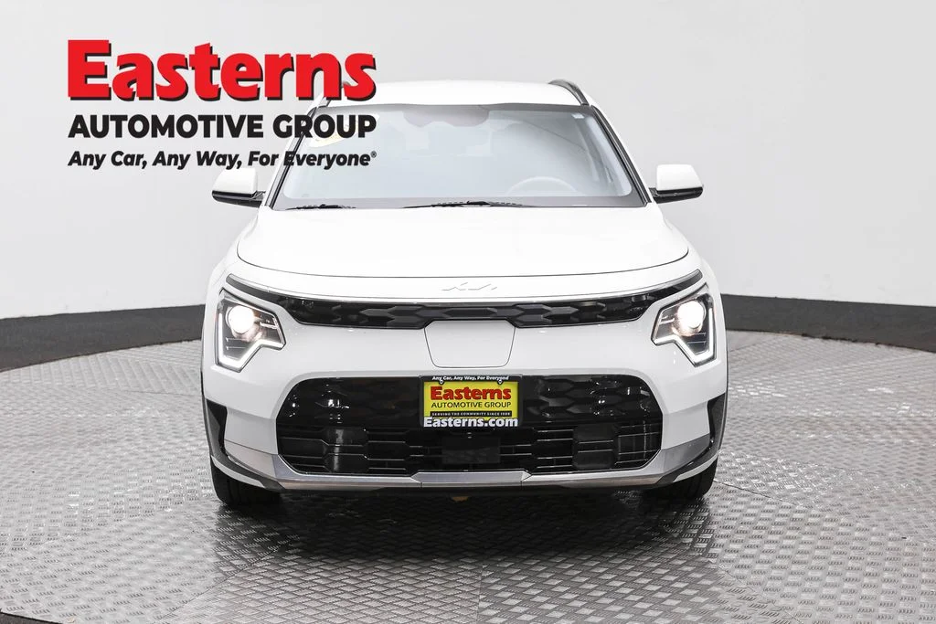 Used 2023 White Kia Wind image 2
