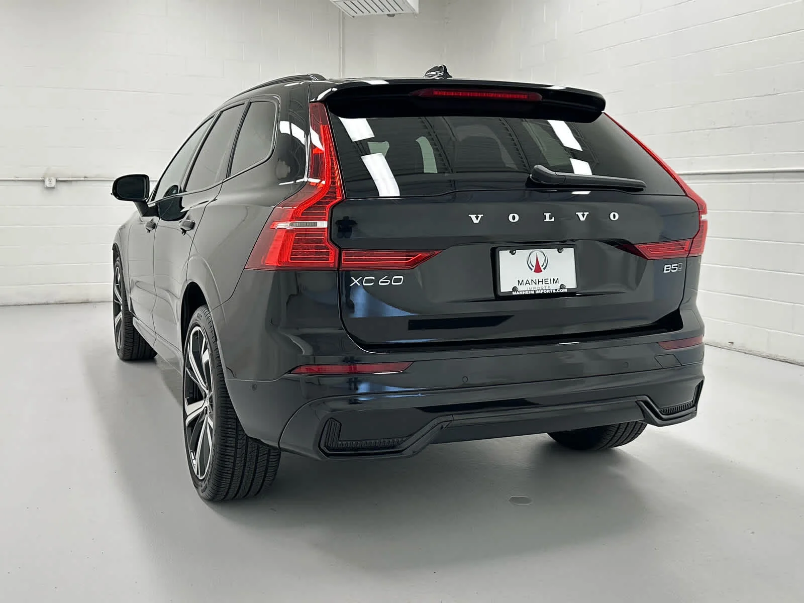 Used 2025 Onyx Black Metallic Volvo Ultra image 8