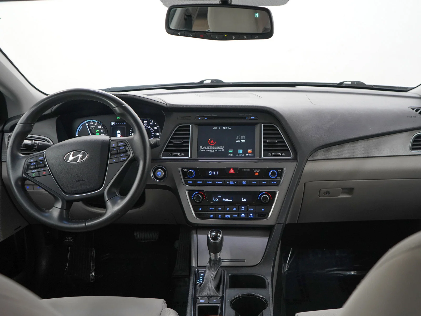 Used 2017 Hyper White Hyundai  image 13