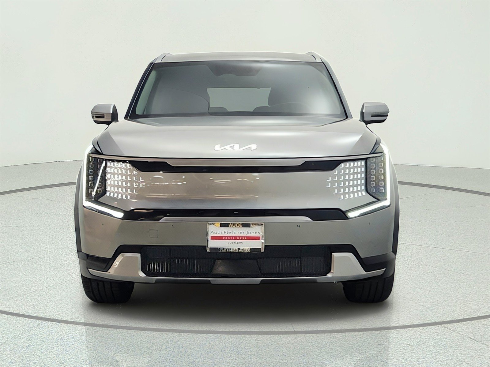 Used 2024 Pebble Gray Kia Land image 2