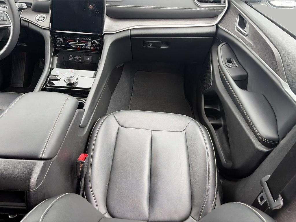 Used 2023  Jeep Limited image 13
